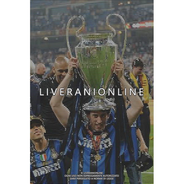 Champions League 2009/2010 Finale Madrid (Santiago Bernabeu) - 22.05.2010 FC Bayern Monaco- FC Inter Nella Foto:MILITO DIEG CON LA COPPA /Ph.Vitez-Ag. Aldo Liverani
