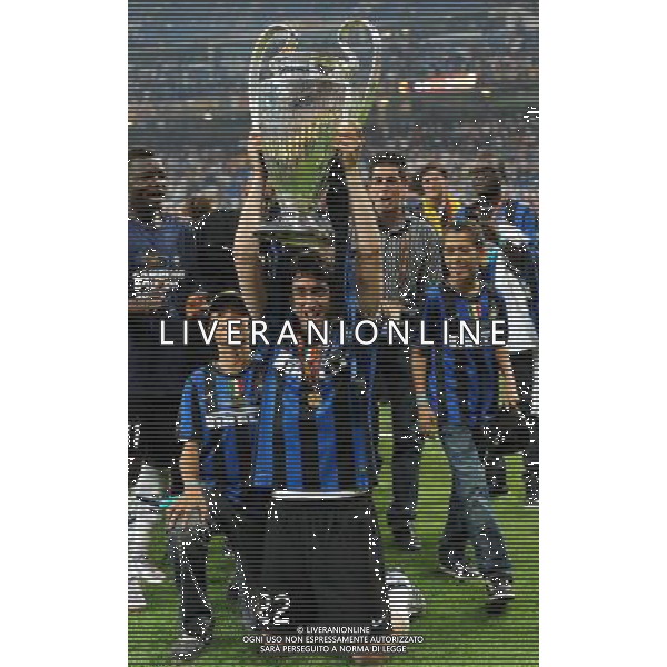 Champions League 2009/2010 Finale Madrid (Santiago Bernabeu) - 22.05.2010 FC Bayern Monaco- FC Inter Nella Foto:MILITO DIEG CON LA COPPA /Ph.Vitez-Ag. Aldo Liverani