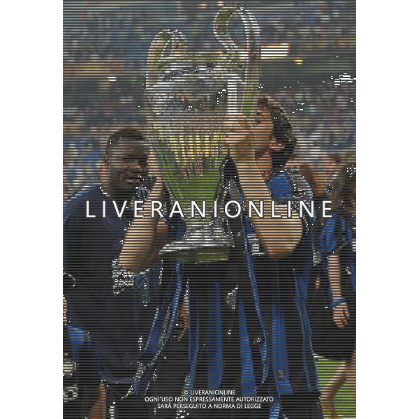 Champions League 2009/2010 Finale Madrid (Santiago Bernabeu) - 22.05.2010 FC Bayern Monaco- FC Inter Nella Foto:MILITO DIEG CON LA COPPA /Ph.Vitez-Ag. Aldo Liverani