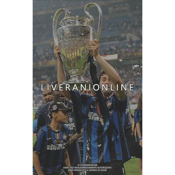 Champions League 2009/2010 Finale Madrid (Santiago Bernabeu) - 22.05.2010 FC Bayern Monaco- FC Inter Nella Foto:MILITO DIEG CON LA COPPA /Ph.Vitez-Ag. Aldo Liverani