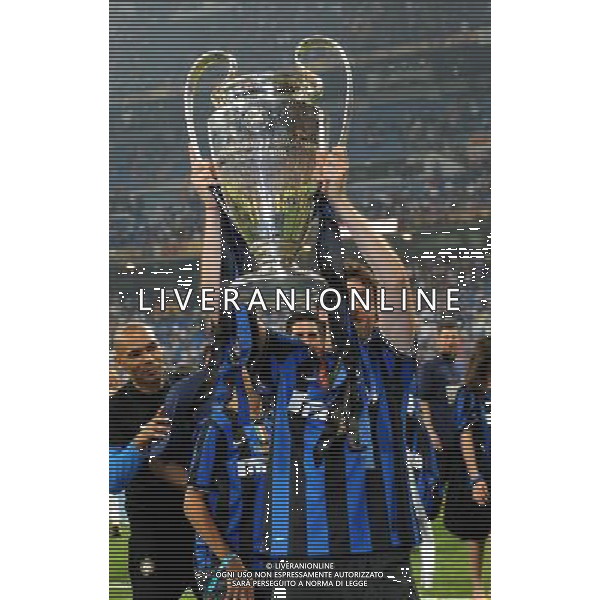 Champions League 2009/2010 Finale Madrid (Santiago Bernabeu) - 22.05.2010 FC Bayern Monaco- FC Inter Nella Foto:MILITO DIEG CON LA COPPA /Ph.Vitez-Ag. Aldo Liverani