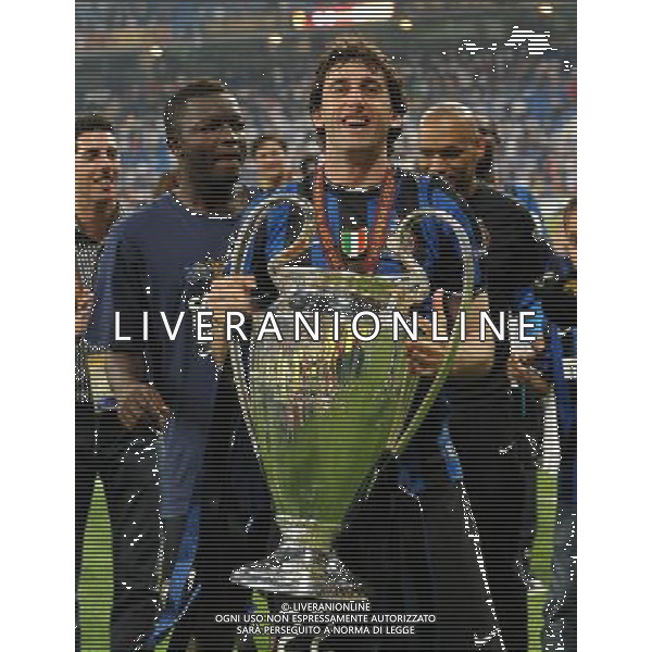 Champions League 2009/2010 Finale Madrid (Santiago Bernabeu) - 22.05.2010 FC Bayern Monaco- FC Inter Nella Foto:MILITO DIEG CON LA COPPA /Ph.Vitez-Ag. Aldo Liverani