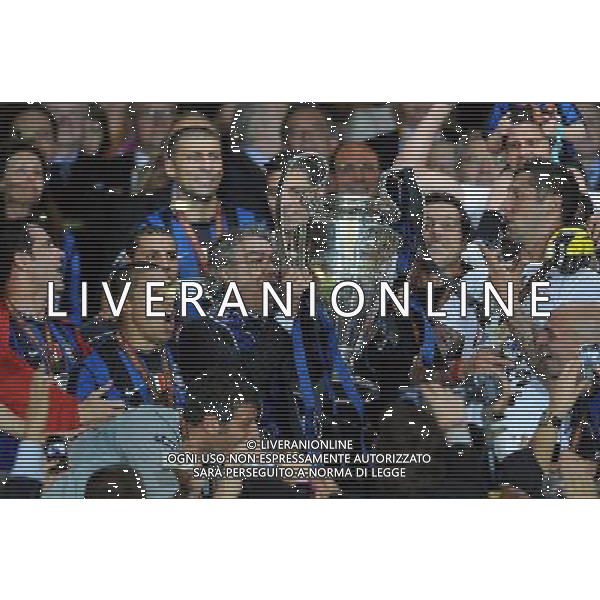 Champions League 2009/2010 Finale Madrid (Santiago Bernabeu) - 22.05.2010 FC Bayern Monaco- FC Inter Nella Foto:MORATTI MASSIMO CON LA COPPA /Ph.Vitez-Ag. Aldo Liverani