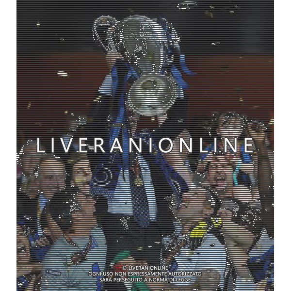 Champions League 2009/2010 Finale Madrid (Santiago Bernabeu) - 22.05.2010 FC Bayern Monaco- FC Inter Nella Foto:MORATTI MASSIMO CON LA COPPA /Ph.Vitez-Ag. Aldo Liverani