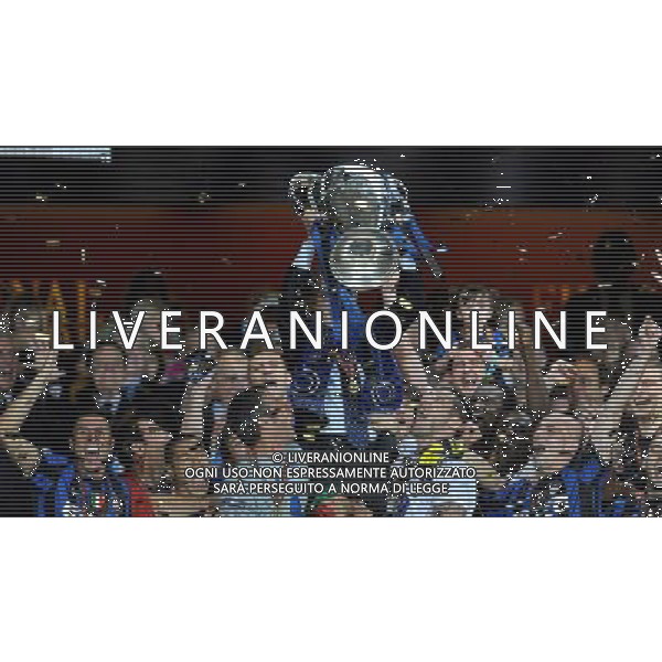 Champions League 2009/2010 Finale Madrid (Santiago Bernabeu) - 22.05.2010 FC Bayern Monaco- FC Inter Nella Foto:MORATTI MASSIMO CON LA COPPA /Ph.Vitez-Ag. Aldo Liverani