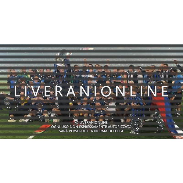 Champions League 2009/2010 Finale Madrid (Santiago Bernabeu) - 22.05.2010 FC Bayern Monaco- FC Inter Nella Foto:MOURINHO JOSE\' CON LA COPPA /Ph.Vitez-Ag. Aldo Liverani