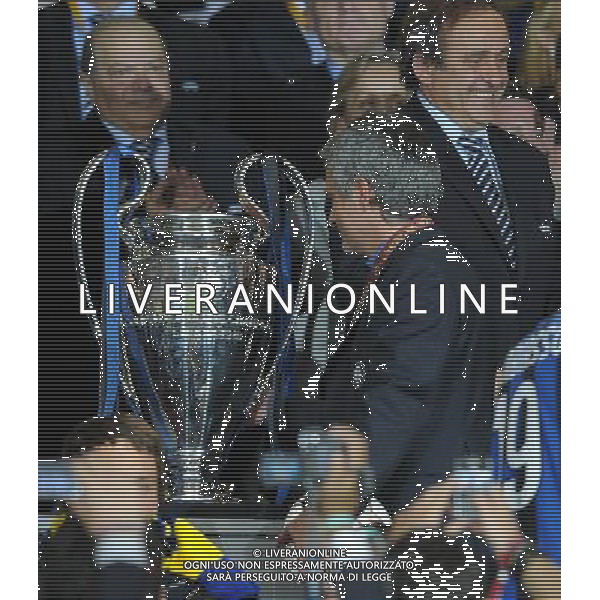 Champions League 2009/2010 Finale Madrid (Santiago Bernabeu) - 22.05.2010 FC Bayern Monaco- FC Inter Nella Foto:MOURINHO JOSE\' CON LA COPPA /Ph.Vitez-Ag. Aldo Liverani