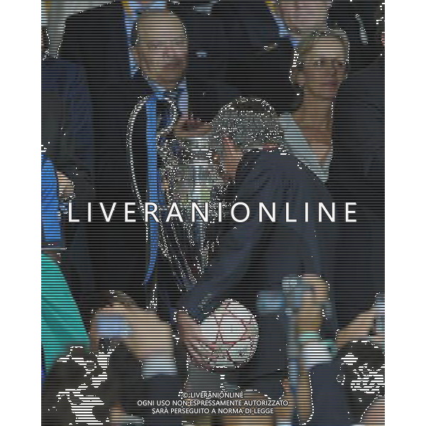 Champions League 2009/2010 Finale Madrid (Santiago Bernabeu) - 22.05.2010 FC Bayern Monaco- FC Inter Nella Foto:MOURINHO JOSE\' CON LA COPPA /Ph.Vitez-Ag. Aldo Liverani