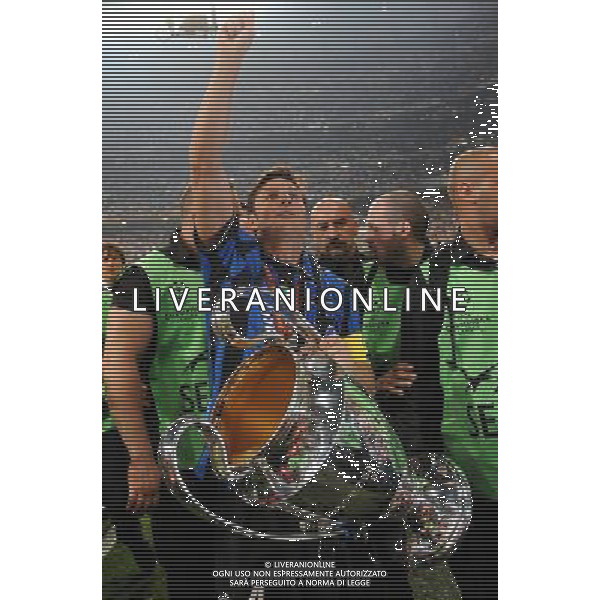 Champions League 2009/2010 Finale Madrid (Santiago Bernabeu) - 22.05.2010 FC Bayern Monaco- FC Inter Nella Foto:ZANETTI JAVIER CON LA COPPA /Ph.Vitez-Ag. Aldo Liverani