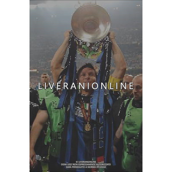 Champions League 2009/2010 Finale Madrid (Santiago Bernabeu) - 22.05.2010 FC Bayern Monaco- FC Inter Nella Foto:ZANETTI JAVIER CON LA COPPA /Ph.Vitez-Ag. Aldo Liverani