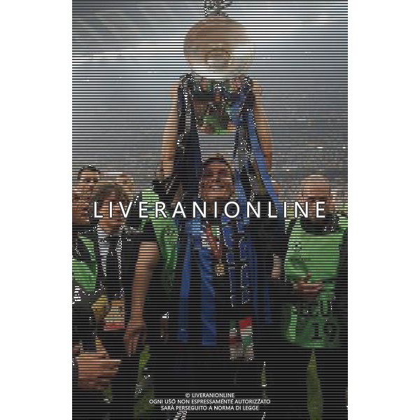 Champions League 2009/2010 Finale Madrid (Santiago Bernabeu) - 22.05.2010 FC Bayern Monaco- FC Inter Nella Foto:ZANETTI JAVIER CON LA COPPA /Ph.Vitez-Ag. Aldo Liverani