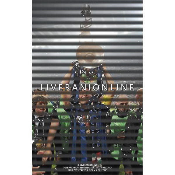 Champions League 2009/2010 Finale Madrid (Santiago Bernabeu) - 22.05.2010 FC Bayern Monaco- FC Inter Nella Foto:ZANETTI JAVIER CON LA COPPA /Ph.Vitez-Ag. Aldo Liverani