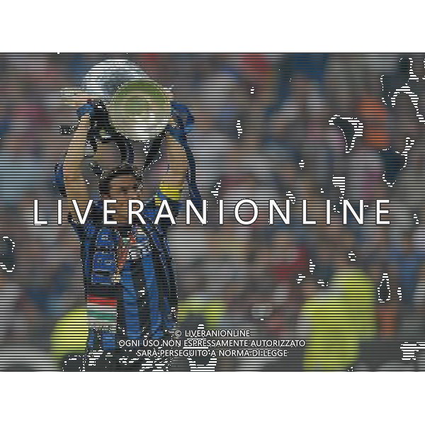 Champions League 2009/2010 Finale Madrid (Santiago Bernabeu) - 22.05.2010 FC Bayern Monaco- FC Inter Nella Foto:ZANETTI JAVIER CON LA COPPA /Ph.Vitez-Ag. Aldo Liverani