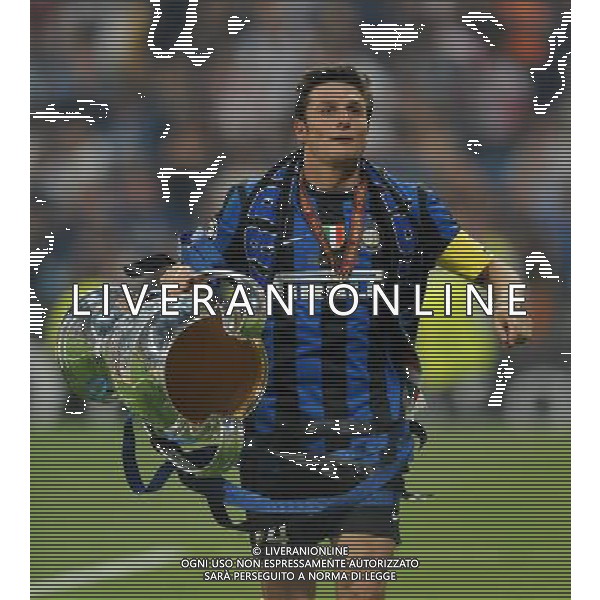Champions League 2009/2010 Finale Madrid (Santiago Bernabeu) - 22.05.2010 FC Bayern Monaco- FC Inter Nella Foto:ZANETTI JAVIER CON LA COPPA /Ph.Vitez-Ag. Aldo Liverani
