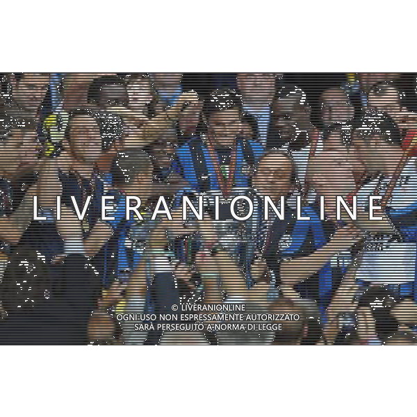 Champions League 2009/2010 Finale Madrid (Santiago Bernabeu) - 22.05.2010 FC Bayern Monaco- FC Inter Nella Foto:ZANETTI JAVIER-PLATINI MICHEL PREMIAZIONE /Ph.Vitez-Ag. Aldo Liverani