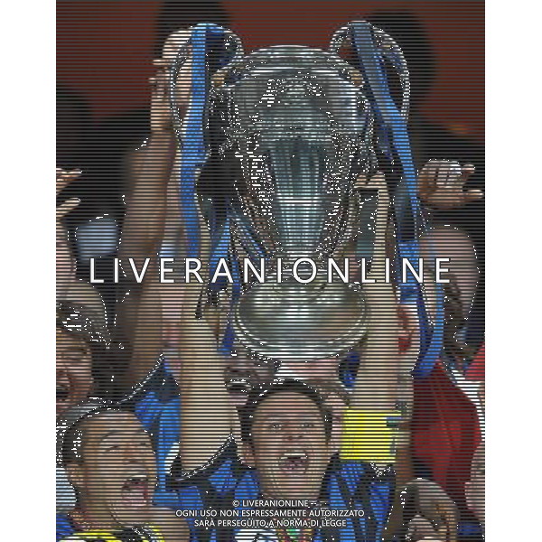 Champions League 2009/2010 Finale Madrid (Santiago Bernabeu) - 22.05.2010 FC Bayern Monaco- FC Inter Nella Foto:ZANETTI JAVIER PREMIAZIONE /Ph.Vitez-Ag. Aldo Liverani