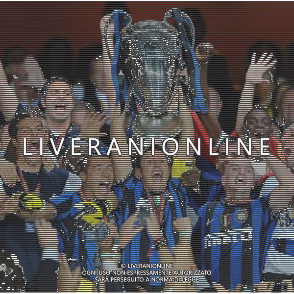 Champions League 2009/2010 Finale Madrid (Santiago Bernabeu) - 22.05.2010 FC Bayern Monaco- FC Inter Nella Foto:ZANETTI JAVIER PREMIAZIONE /Ph.Vitez-Ag. Aldo Liverani