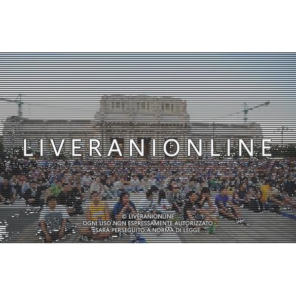 MILANO 22/5/2010 MAXISCHERMO IN PIAZZA DUCA D\' AOSTA PER SEGUIRE LA FINALE DI CHAMPIONS LEAGUE INTER-BAYER FOTO ROMANO/AG ALDO LIVERANI