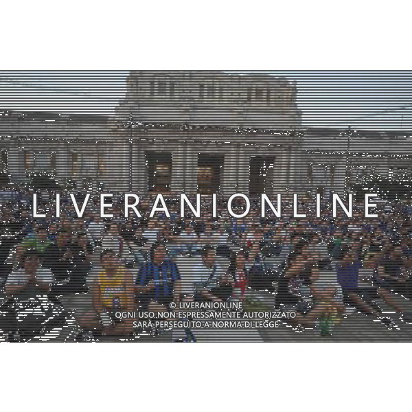 MILANO 22/5/2010 MAXISCHERMO IN PIAZZA DUCA D\' AOSTA PER SEGUIRE LA FINALE DI CHAMPIONS LEAGUE INTER-BAYER FOTO ROMANO/AG ALDO LIVERANI