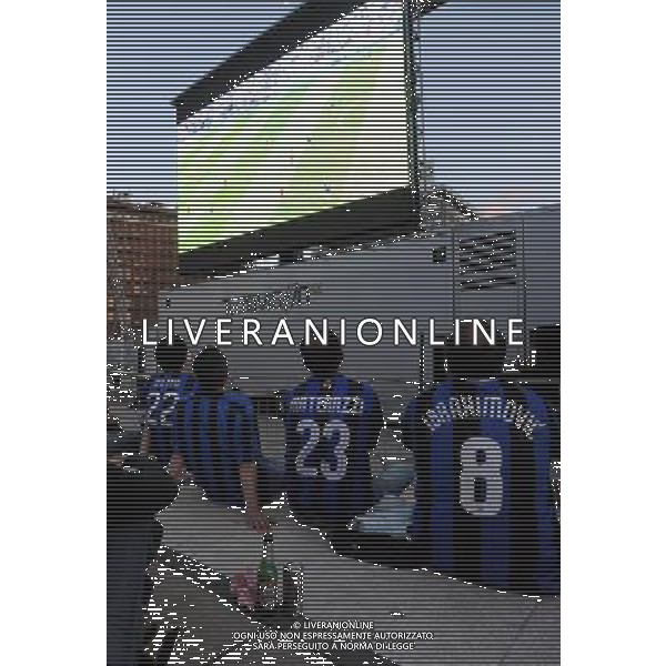 MILANO 22/5/2010 MAXISCHERMO IN PIAZZA DUCA D\' AOSTA PER SEGUIRE LA FINALE DI CHAMPIONS LEAGUE INTER-BAYER FOTO ROMANO/AG ALDO LIVERANI