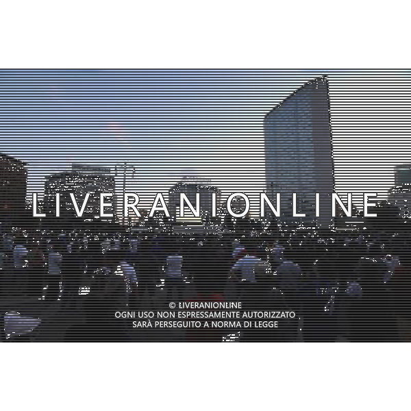 MILANO 22/5/2010 MAXISCHERMO IN PIAZZA DUCA D\' AOSTA PER SEGUIRE LA FINALE DI CHAMPIONS LEAGUE INTER-BAYER FOTO ROMANO/AG ALDO LIVERANI