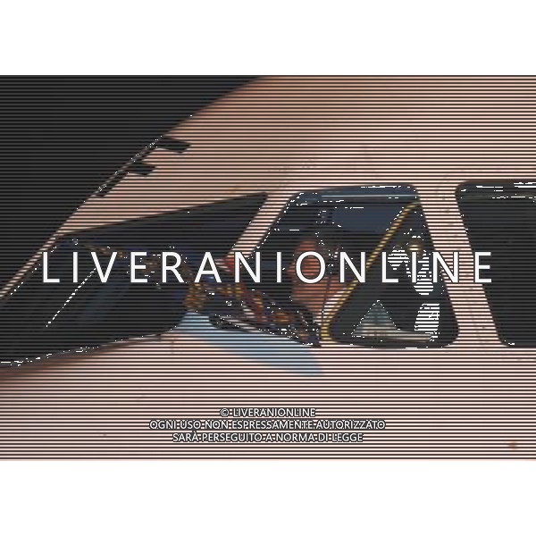 AEROPORTO DI MALPENSA TERMINAL 2 (VA) 23/05/2010 IL RIENTRO DA MADRID DEI GIOCATORI DELLA SQUADRA DELL\' INTER DOPO LA CONQUISTA DELLA COPPA DELLA CHAMPIONS LEAGUE NELLA FOTO IL PILOTA CON LA BANDIERA ©ROMANO/AGENZIA ALDO LIVERANI SAS