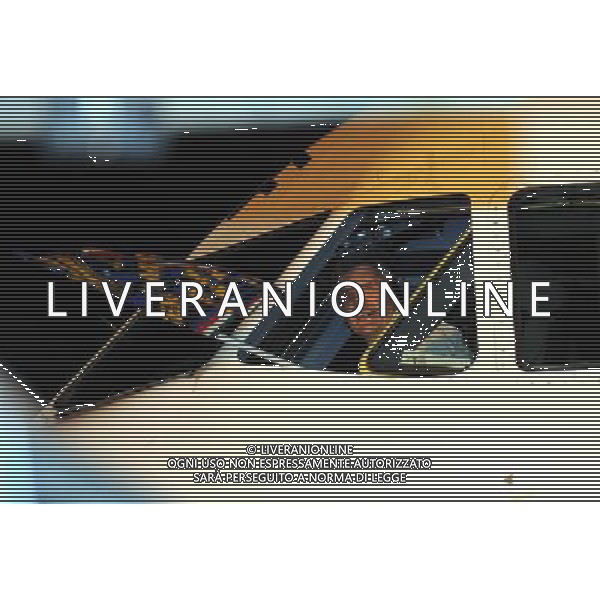 AEROPORTO DI MALPENSA TERMINAL 2 (VA) 23/05/2010 IL RIENTRO DA MADRID DEI GIOCATORI DELLA SQUADRA DELL\' INTER DOPO LA CONQUISTA DELLA COPPA DELLA CHAMPIONS LEAGUE NELLA FOTO IL PILOTA CON LA BANDIERA ©ROMANO/AGENZIA ALDO LIVERANI SAS