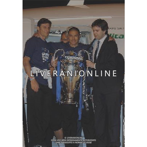AEROPORTO DI MALPENSA TERMINAL 2 (VA) 23/05/2010 IL RIENTRO DA MADRID DEI GIOCATORI DELLA SQUADRA DELL\' INTER DOPO LA CONQUISTA DELLA COPPA DELLA CHAMPIONS LEAGUE NELLA FOTO JAVIER ZANETTI, IVAN CORDOBA E ANGELO MARIO MORATTI CON LA COPPA ©ROMANO/AGENZIA ALDO LIVERANI SAS
