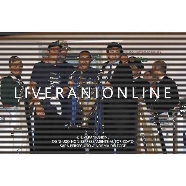 AEROPORTO DI MALPENSA TERMINAL 2 (VA) 23/05/2010 IL RIENTRO DA MADRID DEI GIOCATORI DELLA SQUADRA DELL\' INTER DOPO LA CONQUISTA DELLA COPPA DELLA CHAMPIONS LEAGUE NELLA FOTO JAVIER ZANETTI, IVAN CORDOBA E ANGELO MARIO MORATTI CON LA COPPA ©ROMANO/AGENZIA ALDO LIVERANI SAS