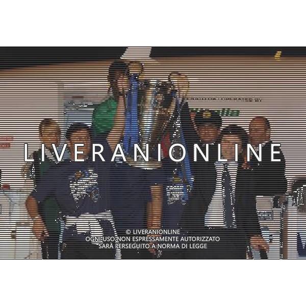 AEROPORTO DI MALPENSA TERMINAL 2 (VA) 23/05/2010 IL RIENTRO DA MADRID DEI GIOCATORI DELLA SQUADRA DELL\' INTER DOPO LA CONQUISTA DELLA COPPA DELLA CHAMPIONS LEAGUE NELLA FOTO JAVIER ZANETTI, E ANGELO MARIO MORATTI ALZANO LA COPPA ©ROMANO/AGENZIA ALDO LIVERANI SAS