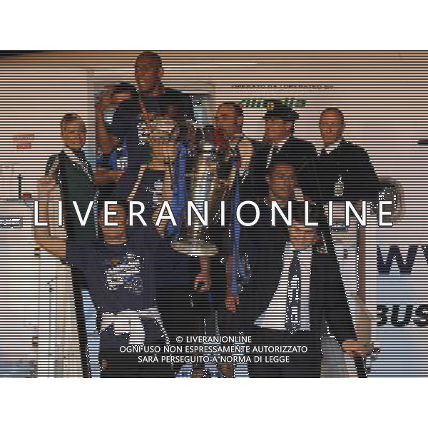 AEROPORTO DI MALPENSA TERMINAL 2 (VA) 23/05/2010 IL RIENTRO DA MADRID DEI GIOCATORI DELLA SQUADRA DELL\' INTER DOPO LA CONQUISTA DELLA COPPA DELLA CHAMPIONS LEAGUE NELLA FOTO JAVIER ZANETTI, E ANGELO MARIO MORATTI CON LA COPPA ©ROMANO/AGENZIA ALDO LIVERANI SAS