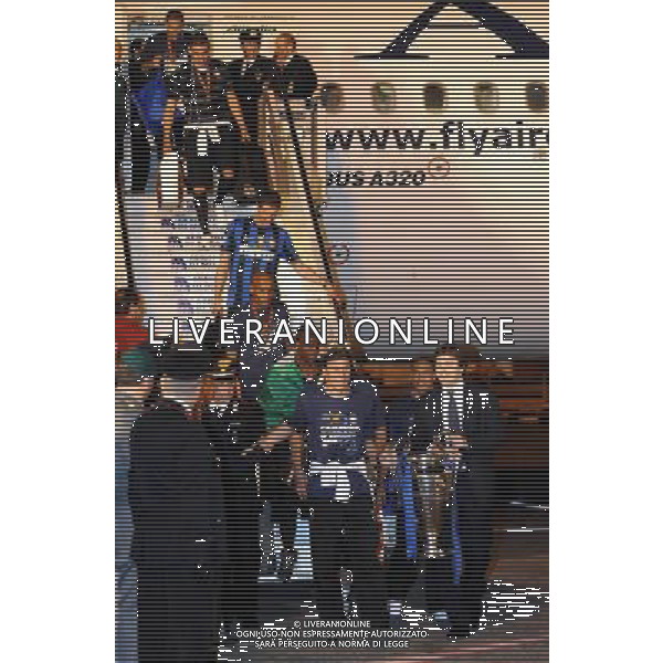 AEROPORTO DI MALPENSA TERMINAL 2 (VA) 23/05/2010 IL RIENTRO DA MADRID DEI GIOCATORI DELLA SQUADRA DELL\' INTER DOPO LA CONQUISTA DELLA COPPA DELLA CHAMPIONS LEAGUE NELLA FOTO JAVIER ZANETTI, E ANGELO MARIO MORATTI CON LA COPPA ©ROMANO/AGENZIA ALDO LIVERANI SAS