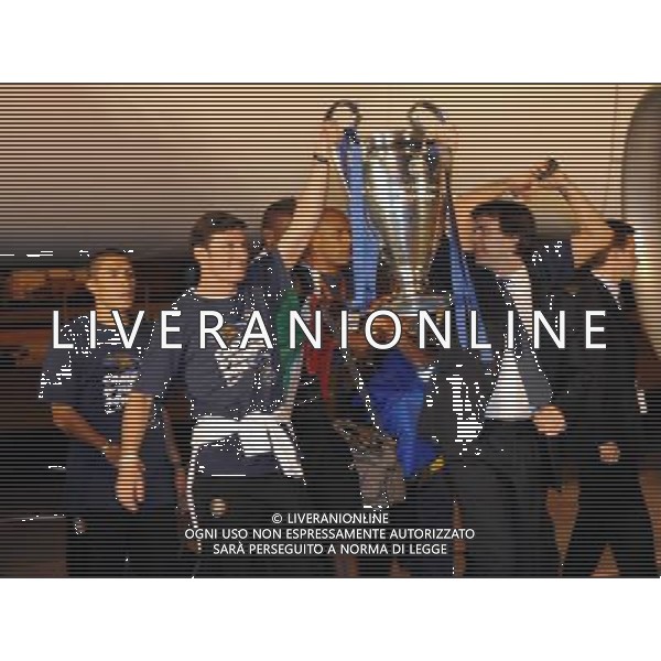 AEROPORTO DI MALPENSA TERMINAL 2 (VA) 23/05/2010 IL RIENTRO DA MADRID DEI GIOCATORI DELLA SQUADRA DELL\' INTER DOPO LA CONQUISTA DELLA COPPA DELLA CHAMPIONS LEAGUE NELLA FOTO JAVIER ZANETTI, E ANGELO MARIO MORATTI CON LA COPPA ©ROMANO/AGENZIA ALDO LIVERANI SAS