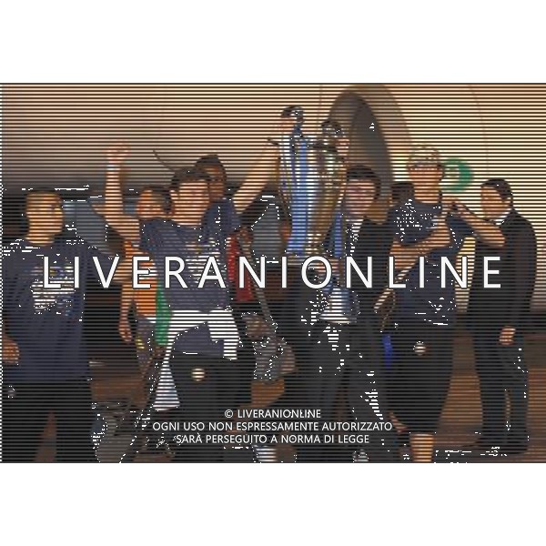 AEROPORTO DI MALPENSA TERMINAL 2 (VA) 23/05/2010 IL RIENTRO DA MADRID DEI GIOCATORI DELLA SQUADRA DELL\' INTER DOPO LA CONQUISTA DELLA COPPA DELLA CHAMPIONS LEAGUE NELLA FOTO JAVIER ZANETTI, E ANGELO MARIO MORATTI CON LA COPPA ©ROMANO/AGENZIA ALDO LIVERANI SAS