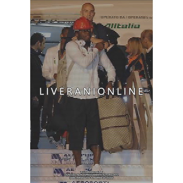 AEROPORTO DI MALPENSA TERMINAL 2 (VA) 23/05/2010 IL RIENTRO DA MADRID DEI GIOCATORI DELLA SQUADRA DELL\' INTER DOPO LA CONQUISTA DELLA COPPA DELLA CHAMPIONS LEAGUE NELLA FOTO SULLEY MUNTARI ©ROMANO/AGENZIA ALDO LIVERANI SAS