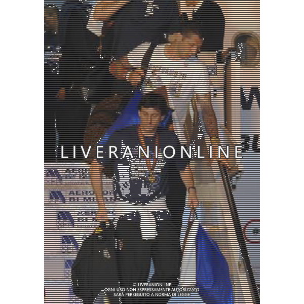 AEROPORTO DI MALPENSA TERMINAL 2 (VA) 23/05/2010 IL RIENTRO DA MADRID DEI GIOCATORI DELLA SQUADRA DELL\' INTER DOPO LA CONQUISTA DELLA COPPA DELLA CHAMPIONS LEAGUE NELLA FOTO DIEGO MILITO ©ROMANO/AGENZIA ALDO LIVERANI SAS