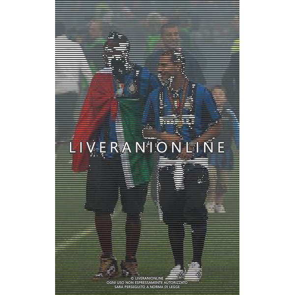 MILANO STADIO MEAZZA SI SANSIRO 23/05/2010 FESTEGGIAMENTI DEI GIOCATORI DELL\' INTER CON I TIFOSI PER LA CONQUISTA DELLA COPPA DELLA CHAMPIONS LEAGUE DOPO IL RIENTRO DA MADRID NELLA FOTO MARIO BALOTELLI CON RICARDO QUARESMA ©ROMANO/AGENZIA ALDO LIVERANI SAS