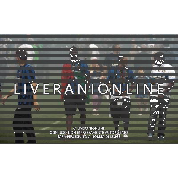 MILANO STADIO MEAZZA SI SANSIRO 23/05/2010 FESTEGGIAMENTI DEI GIOCATORI DELL\' INTER CON I TIFOSI PER LA CONQUISTA DELLA COPPA DELLA CHAMPIONS LEAGUE DOPO IL RIENTRO DA MADRID NELLA FOTO MARIO BALOTELLI CON RICARDO QUARESMA ©ROMANO/AGENZIA ALDO LIVERANI SAS