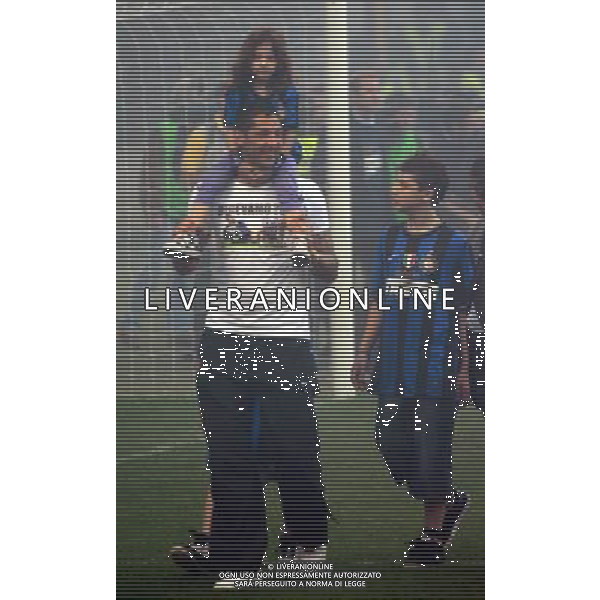 MILANO STADIO MEAZZA SI SANSIRO 23/05/2010 FESTEGGIAMENTI DEI GIOCATORI DELL\' INTER CON I TIFOSI PER LA CONQUISTA DELLA COPPA DELLA CHAMPIONS LEAGUE DOPO IL RIENTRO DA MADRID NELLA FOTO MARCO MATERAZZI ©ROMANO/AGENZIA ALDO LIVERANI SAS