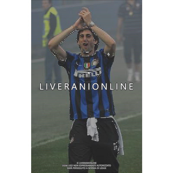 MILANO STADIO MEAZZA SI SANSIRO 23/05/2010 FESTEGGIAMENTI DEI GIOCATORI DELL\' INTER CON I TIFOSI PER LA CONQUISTA DELLA COPPA DELLA CHAMPIONS LEAGUE DOPO IL RIENTRO DA MADRID NELLA FOTO DIEGO MILITO ©ROMANO/AGENZIA ALDO LIVERANI SAS