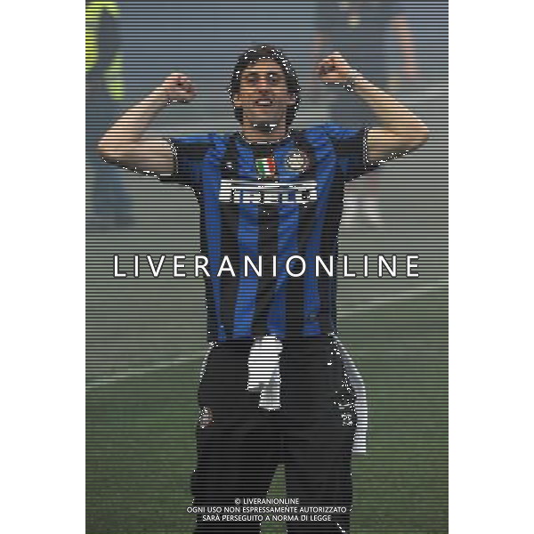 MILANO STADIO MEAZZA SI SANSIRO 23/05/2010 FESTEGGIAMENTI DEI GIOCATORI DELL\' INTER CON I TIFOSI PER LA CONQUISTA DELLA COPPA DELLA CHAMPIONS LEAGUE DOPO IL RIENTRO DA MADRID NELLA FOTO DIEGO MILITO ©ROMANO/AGENZIA ALDO LIVERANI SAS