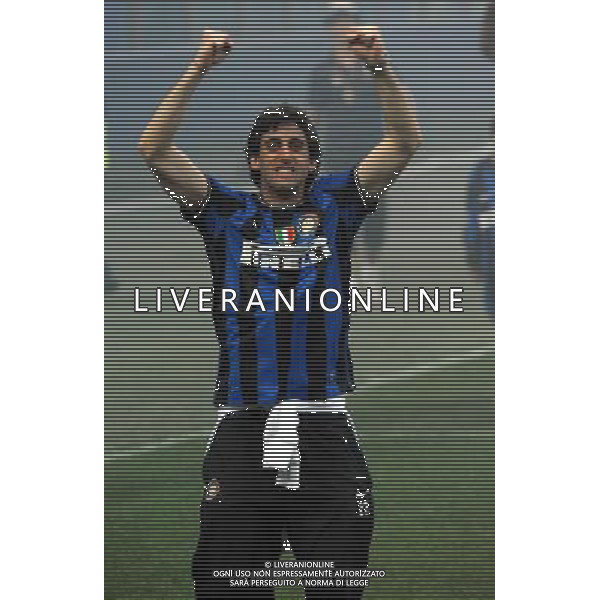 MILANO STADIO MEAZZA SI SANSIRO 23/05/2010 FESTEGGIAMENTI DEI GIOCATORI DELL\' INTER CON I TIFOSI PER LA CONQUISTA DELLA COPPA DELLA CHAMPIONS LEAGUE DOPO IL RIENTRO DA MADRID NELLA FOTO DIEGO MILITO ©ROMANO/AGENZIA ALDO LIVERANI SAS