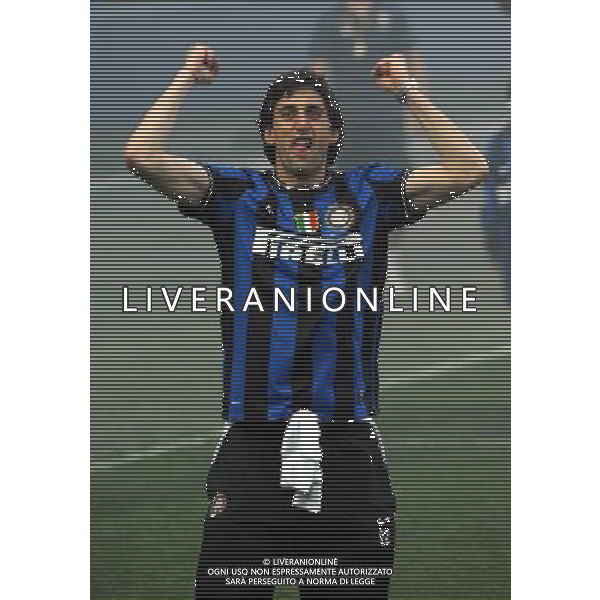 MILANO STADIO MEAZZA SI SANSIRO 23/05/2010 FESTEGGIAMENTI DEI GIOCATORI DELL\' INTER CON I TIFOSI PER LA CONQUISTA DELLA COPPA DELLA CHAMPIONS LEAGUE DOPO IL RIENTRO DA MADRID NELLA FOTO DIEGO MILITO ©ROMANO/AGENZIA ALDO LIVERANI SAS