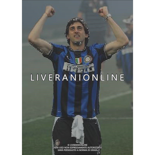 MILANO STADIO MEAZZA SI SANSIRO 23/05/2010 FESTEGGIAMENTI DEI GIOCATORI DELL\' INTER CON I TIFOSI PER LA CONQUISTA DELLA COPPA DELLA CHAMPIONS LEAGUE DOPO IL RIENTRO DA MADRID NELLA FOTO DIEGO MILITO ©ROMANO/AGENZIA ALDO LIVERANI SAS