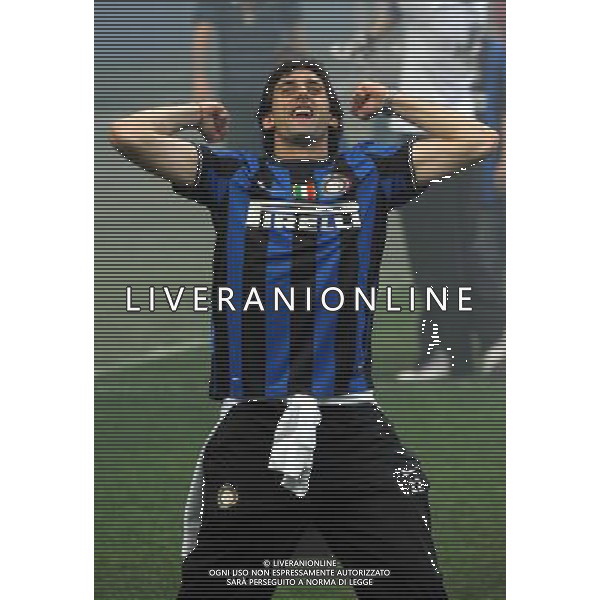 MILANO STADIO MEAZZA SI SANSIRO 23/05/2010 FESTEGGIAMENTI DEI GIOCATORI DELL\' INTER CON I TIFOSI PER LA CONQUISTA DELLA COPPA DELLA CHAMPIONS LEAGUE DOPO IL RIENTRO DA MADRID NELLA FOTO DIEGO MILITO ©ROMANO/AGENZIA ALDO LIVERANI SAS