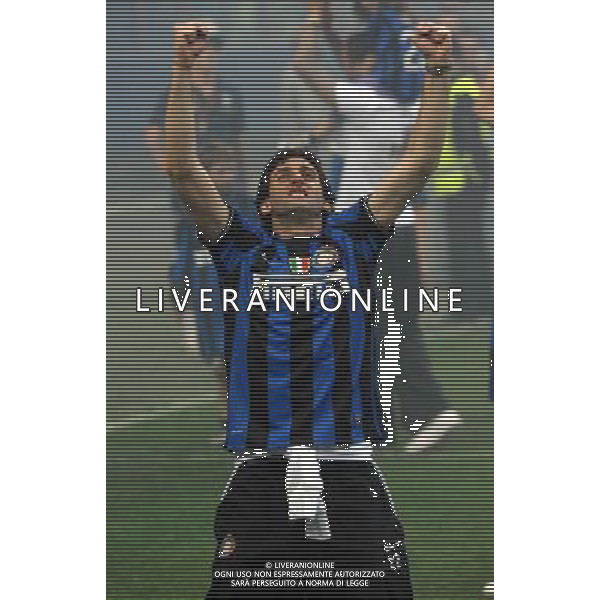 MILANO STADIO MEAZZA SI SANSIRO 23/05/2010 FESTEGGIAMENTI DEI GIOCATORI DELL\' INTER CON I TIFOSI PER LA CONQUISTA DELLA COPPA DELLA CHAMPIONS LEAGUE DOPO IL RIENTRO DA MADRID NELLA FOTO DIEGO MILITO ©ROMANO/AGENZIA ALDO LIVERANI SAS