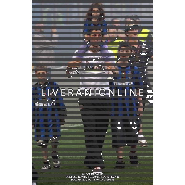 MILANO STADIO MEAZZA SI SANSIRO 23/05/2010 FESTEGGIAMENTI DEI GIOCATORI DELL\' INTER CON I TIFOSI PER LA CONQUISTA DELLA COPPA DELLA CHAMPIONS LEAGUE DOPO IL RIENTRO DA MADRID NELLA FOTO MARCO MATERAZZI ©ROMANO/AGENZIA ALDO LIVERANI SAS
