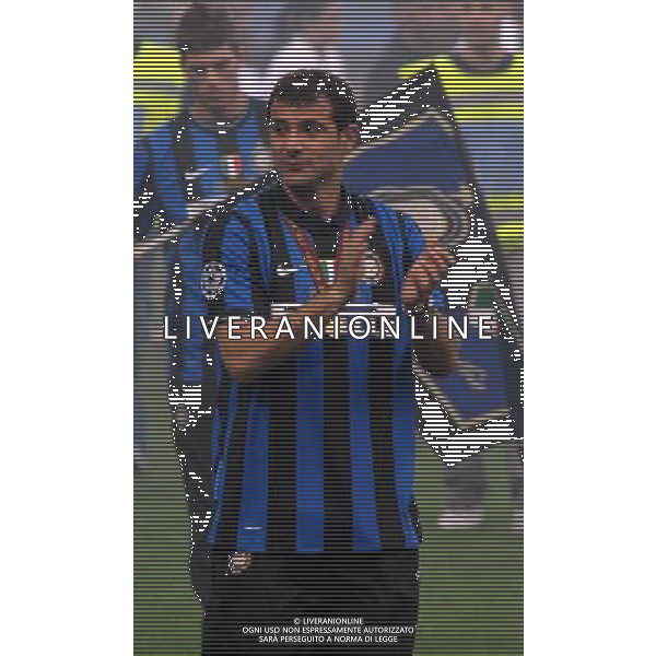 MILANO STADIO MEAZZA SI SANSIRO 23/05/2010 FESTEGGIAMENTI DEI GIOCATORI DELL\' INTER CON I TIFOSI PER LA CONQUISTA DELLA COPPA DELLA CHAMPIONS LEAGUE DOPO IL RIENTRO DA MADRID NELLA FOTO DEJAN STANKOVIC ©ROMANO/AGENZIA ALDO LIVERANI SAS