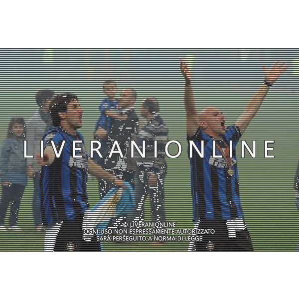 MILANO STADIO MEAZZA SI SANSIRO 23/05/2010 FESTEGGIAMENTI DEI GIOCATORI DELL\' INTER CON I TIFOSI PER LA CONQUISTA DELLA COPPA DELLA CHAMPIONS LEAGUE DOPO IL RIENTRO DA MADRID NELLA FOTO DIEGO MILITO E ESTEBAN CAMBIASSO ©ROMANO/AGENZIA ALDO LIVERANI SAS