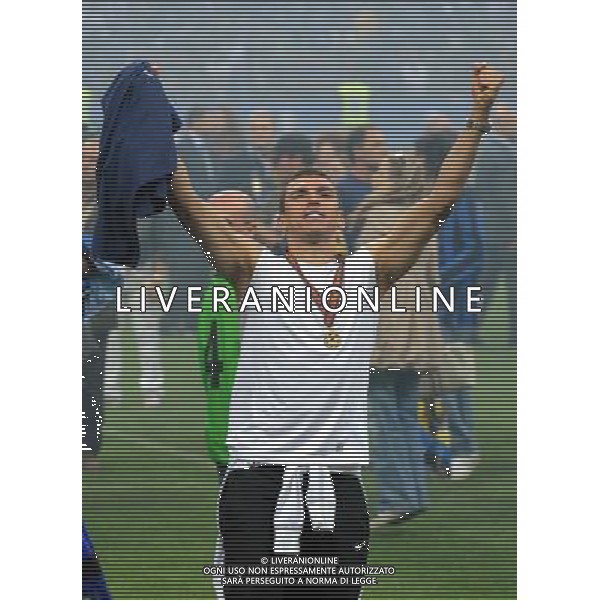 MILANO STADIO MEAZZA SI SANSIRO 23/05/2010 FESTEGGIAMENTI DEI GIOCATORI DELL\' INTER CON I TIFOSI PER LA CONQUISTA DELLA COPPA DELLA CHAMPIONS LEAGUE DOPO IL RIENTRO DA MADRID NELLA FOTO LUCIO ©ROMANO/AGENZIA ALDO LIVERANI SAS